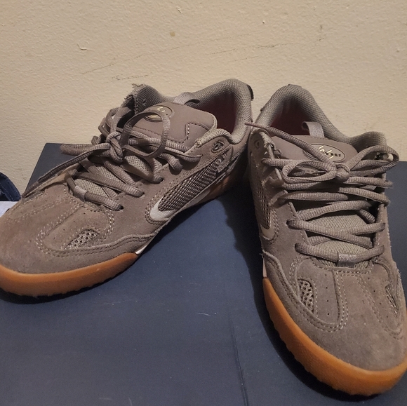 eS Quattro Grey Gum Skate Shoe size 8 EUC 🛹 - Picture 2 of 10